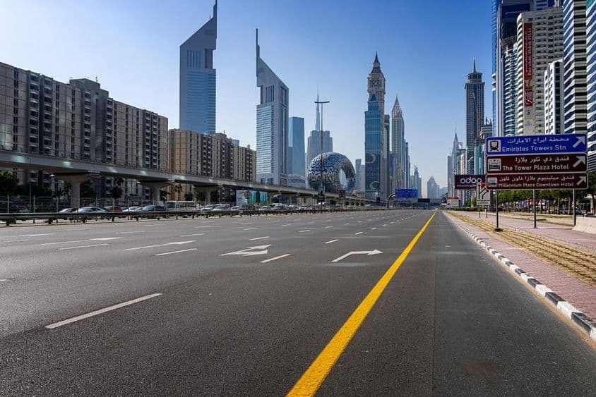 Dubai Sheik Zayed út, háttérben a jövő múzeum.