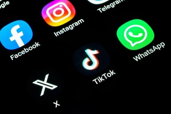 Social média platformok telefonon.