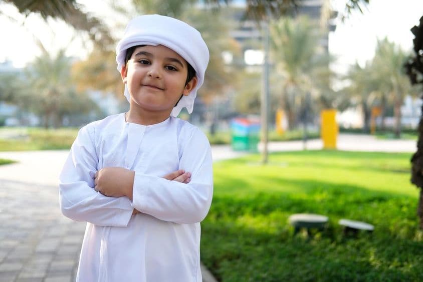 Boldog 8 éves gyerek a parkban Dubaiban.