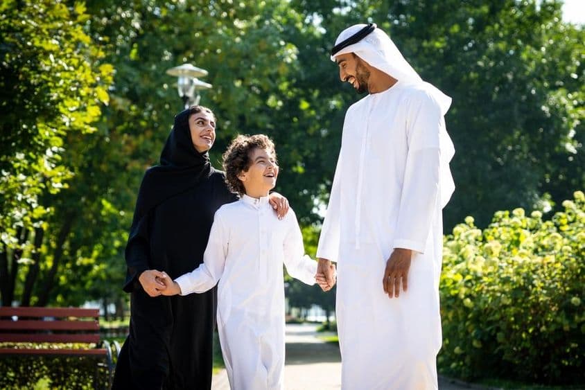 Dubai parkban sétáló muszlin család.