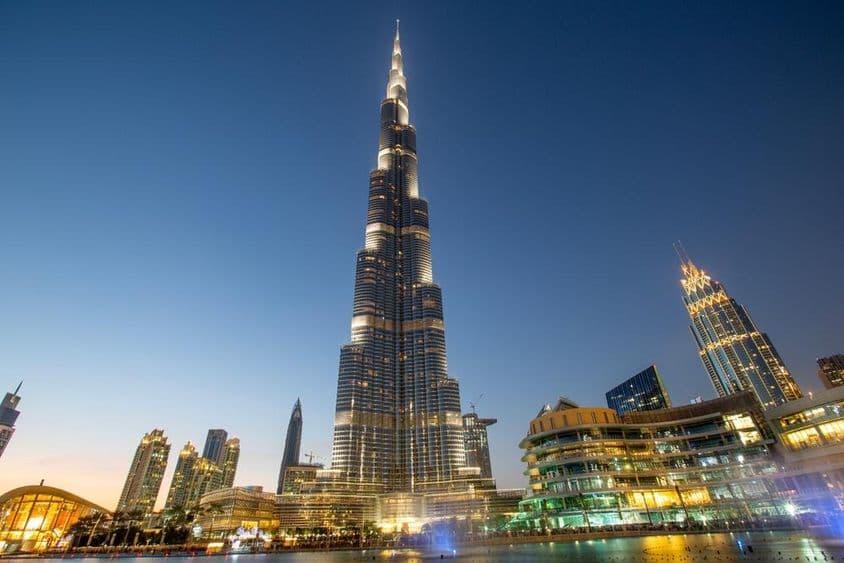 Dubai Burj Khalifa sötétben kivilágítva.