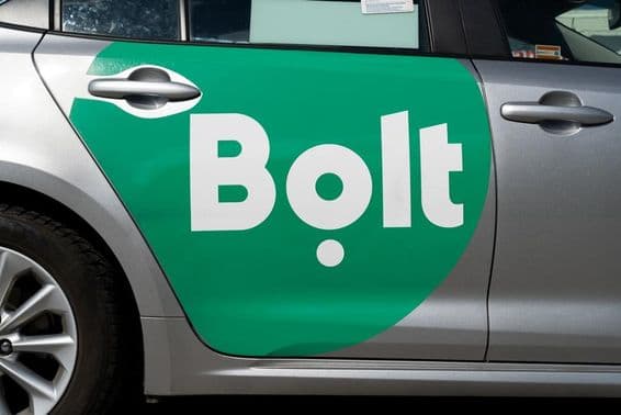 Bolt logo egy autó oldalán.