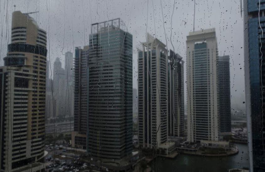 Dubai eső, egy esőcseppes üvegen keresztül a felhőkarcolok.