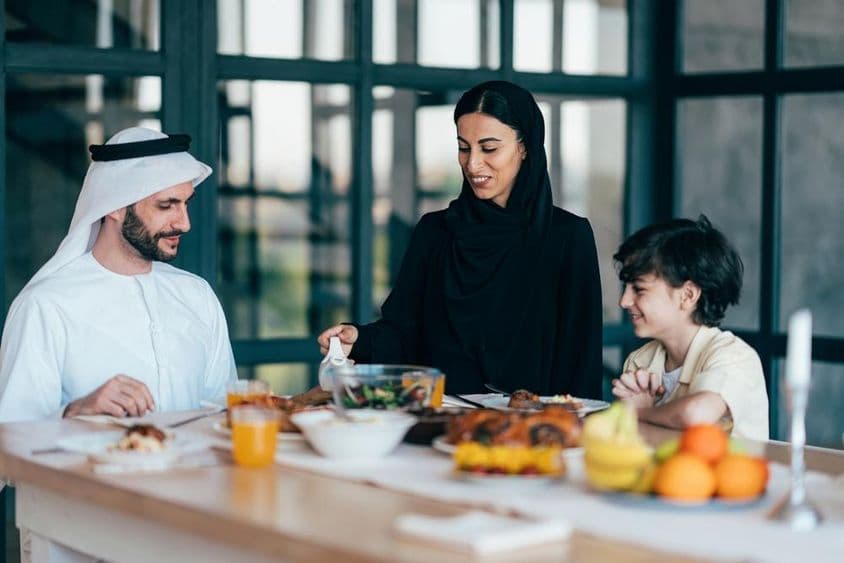 Dubai család vacsorázik a konyhában.