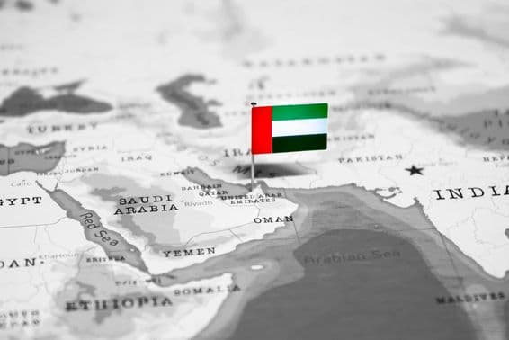 Dubai a térképen benne egy UAE zászló.