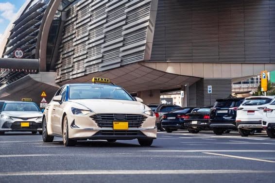 Dubai utcakép autókkal.