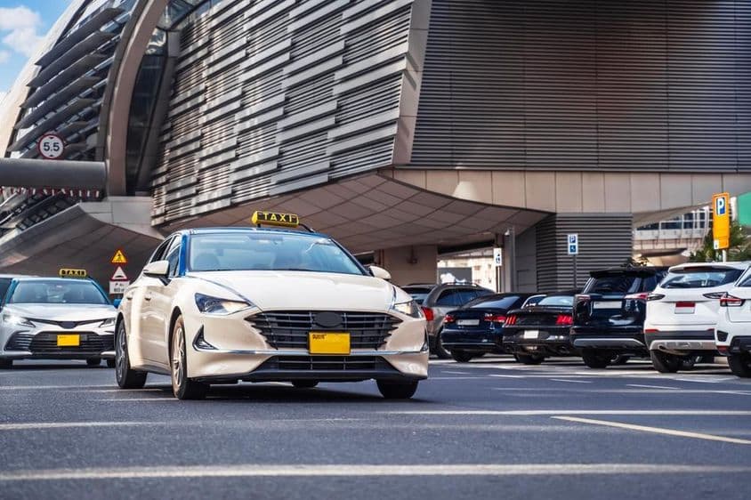 Dubai utcakép autókkal.