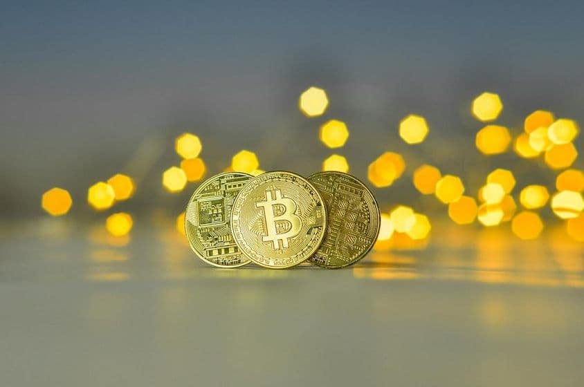 Arany bitcoin érmék.