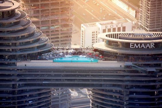 Skyscraper medence a napsütésben.