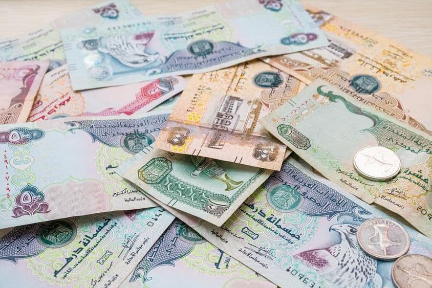 Dirham különböző címletekben és egy kis apró.