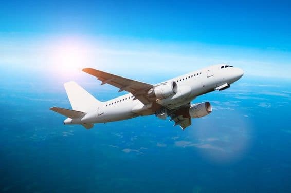 Fehér repülőgép az égen repül.