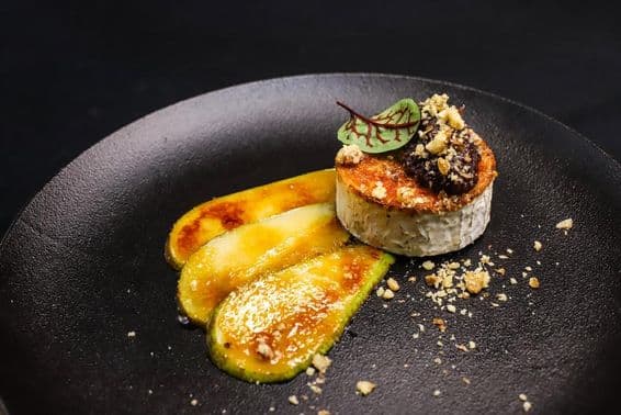 Grillezett kecskesajt karamellizált körtével - fine dining stílusban tálalva
