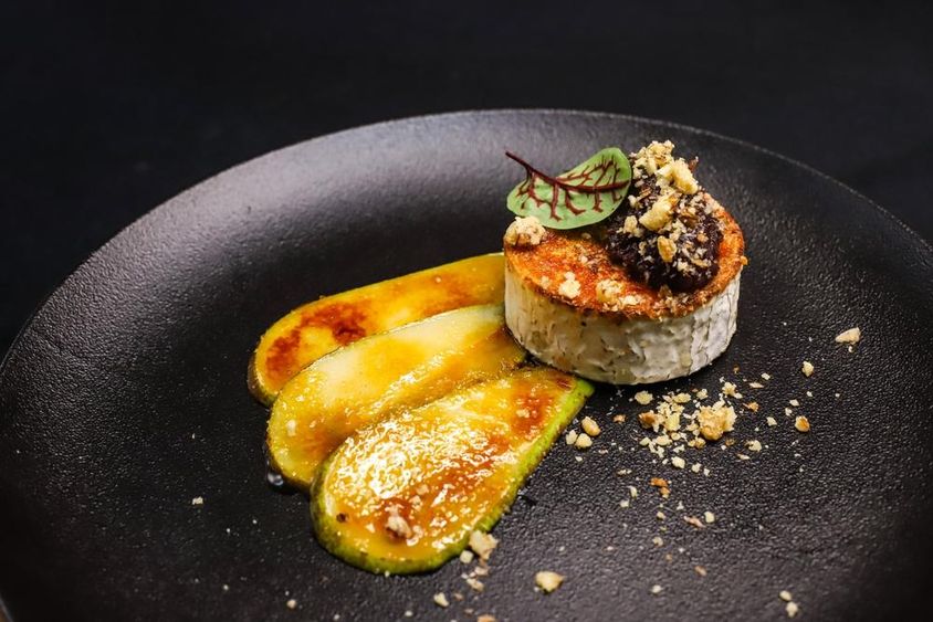 Grillezett kecskesajt karamellizált körtével - fine dining stílusban tálalva