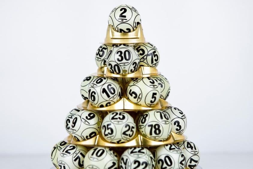Lotto golyók ráírt számokkal piramis formára helyezve.