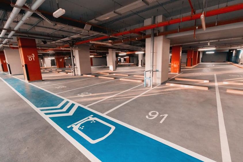 Dubai parkolóház, épp üresen.