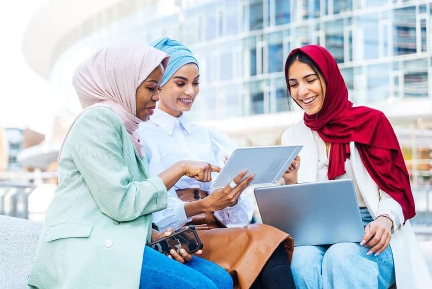 Dubai diákok tanulnak az iskola udvarán.
