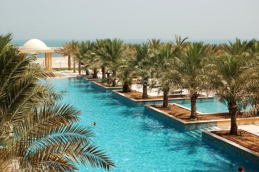 Ras Al Khaimah medence a tengernél.