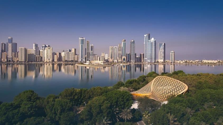 Drone felvétel Sharjah városáról, amely Sharjah városképének és tájképének szépségét mutatja be.