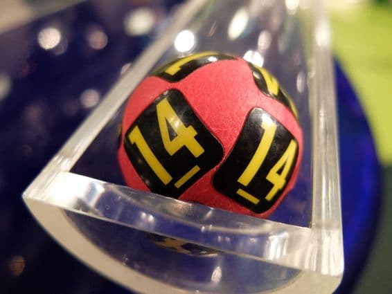 14 es lottószám egy piros golyón.