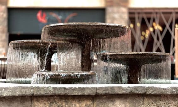 Dubai befagyott szökőkút.