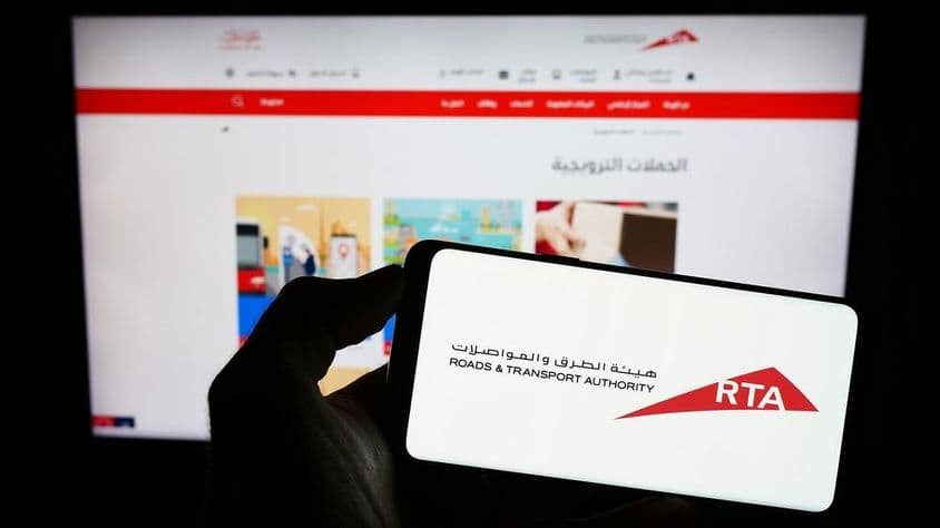 RTA logo telefonon, háttérben a weboldal.