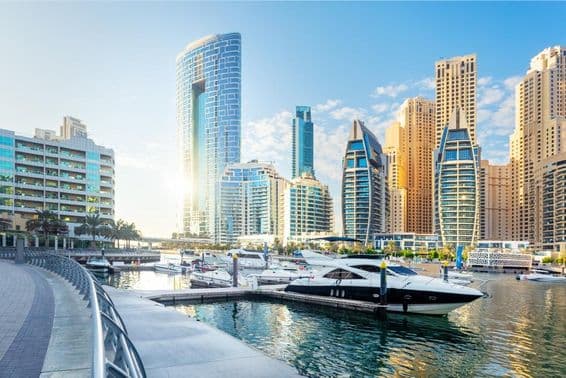 Kilátás a Dubai Marina kikötőre, modern épületekkel és jachtokkal.