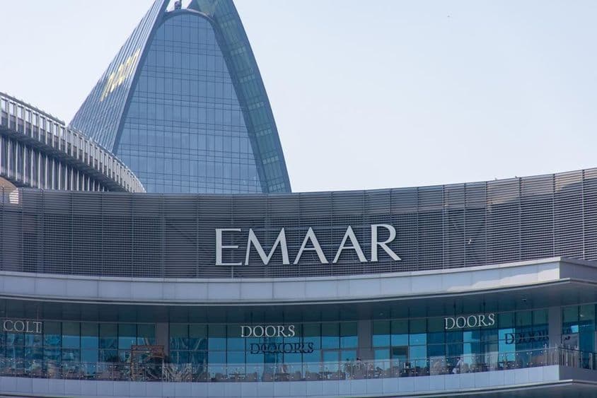 Emaar Properties logo egy épület homlokzatán
