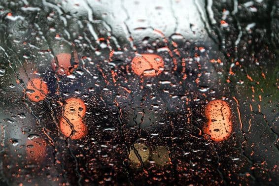 Vizes autóüvegen keresztül kilátás dubaiban.