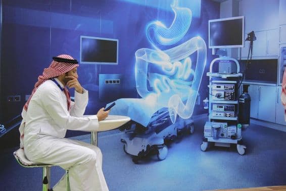 A Dubai World Trade Centre-ben megrendezett Arab Health kereskedelmi kiállításon a globális egészségügyi iparág számára tartott jelenet.