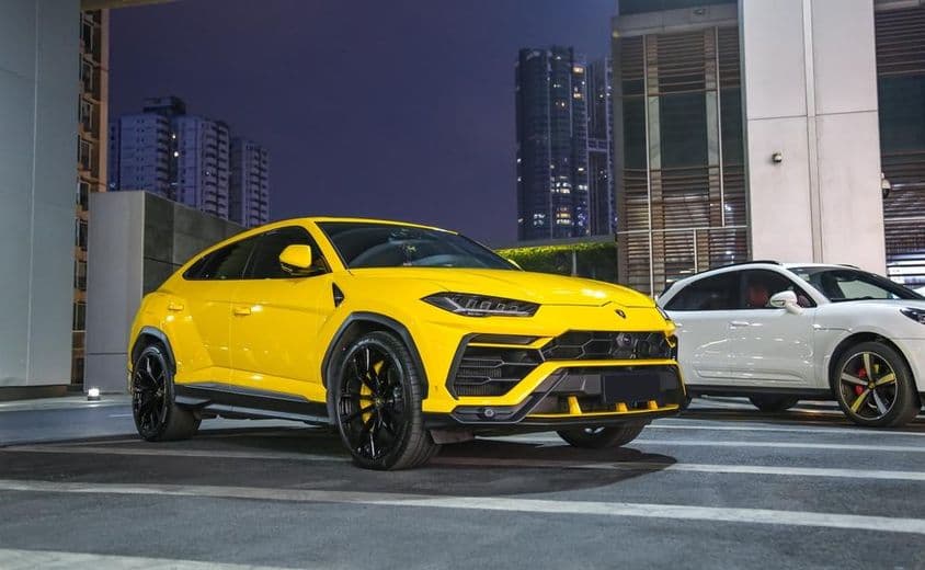 Lamborghini Urus, sárga színben.