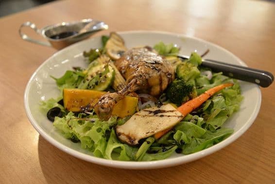 Omlós kacsa salátatálon.