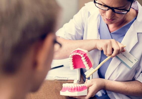 Dubai fgorvos fogmosást mutat be.