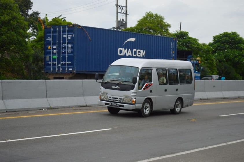 Isuzu minibusz.
