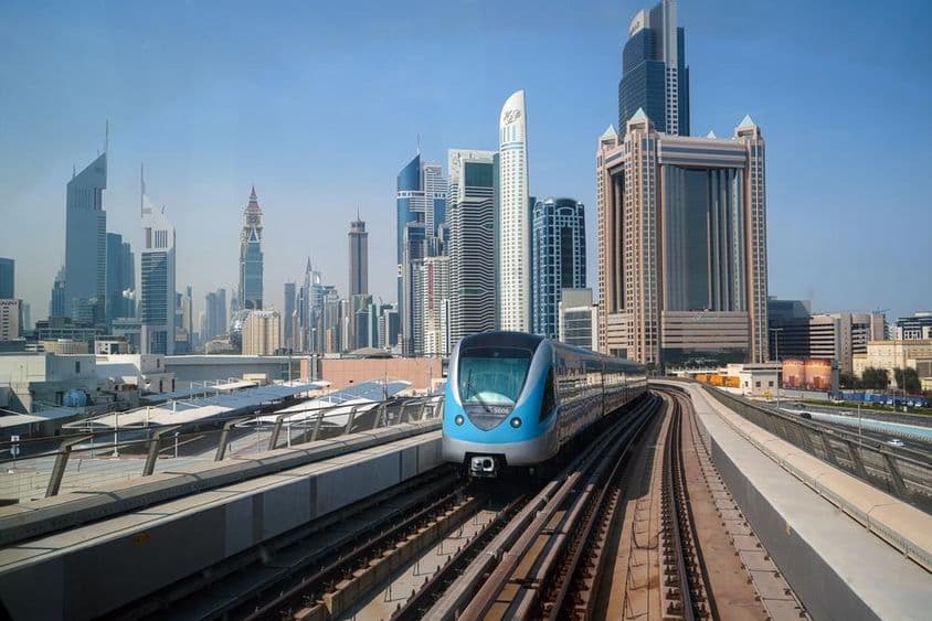 Dubai metro háttérben a felhőkarcolok.