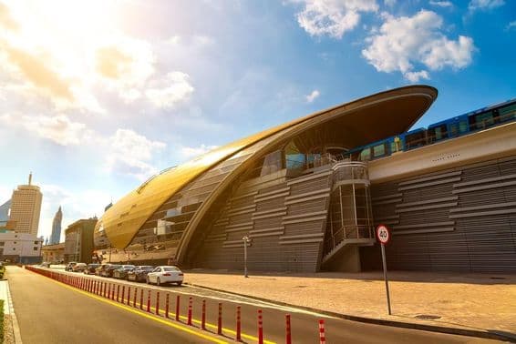 Dubai metro megálló.