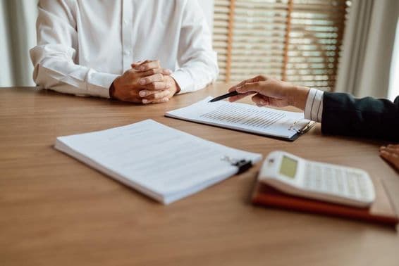 Biztosítási ügynök szerződést írat alá.