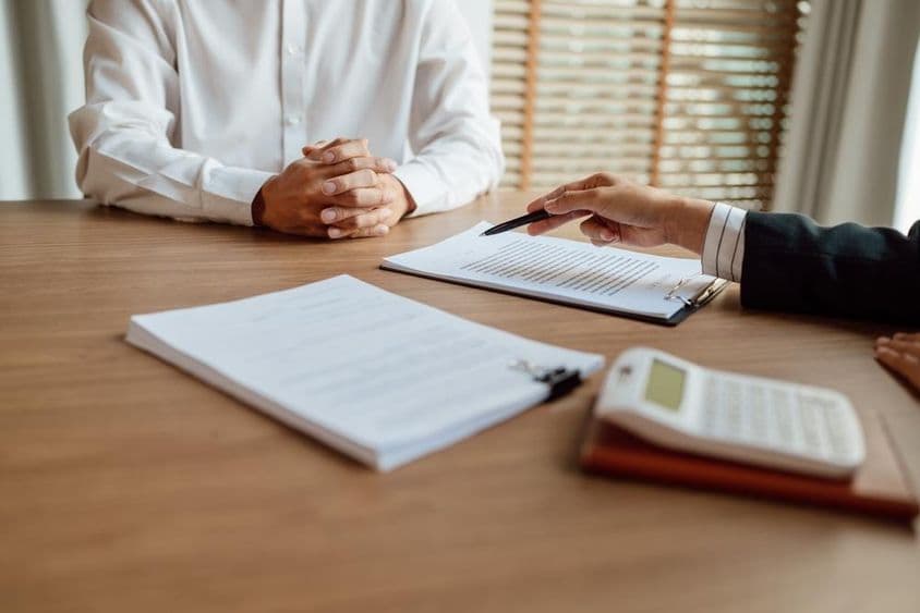 Biztosítási ügynök szerződést írat alá.