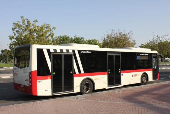 Dubai busz áll a megállóban.