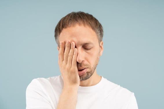 A fáradt férfi kiégettnek érzi magát, pszichológiai segítségre van szüksége.