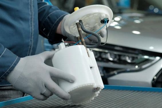 Új üzemanyag szivattyú beszerelésének előkészítése és a hibás termék cseréje.