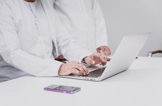 Arab üzletemberek hagyományos ruhákban.