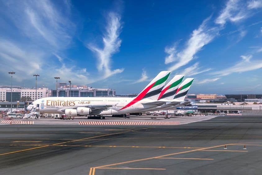 Dubai reptér az emirates repülök parkolnak.