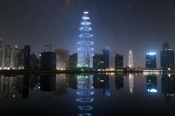 Újévi ünnepség és tűzijáték a dubaji Burj Khalifa épületénél.