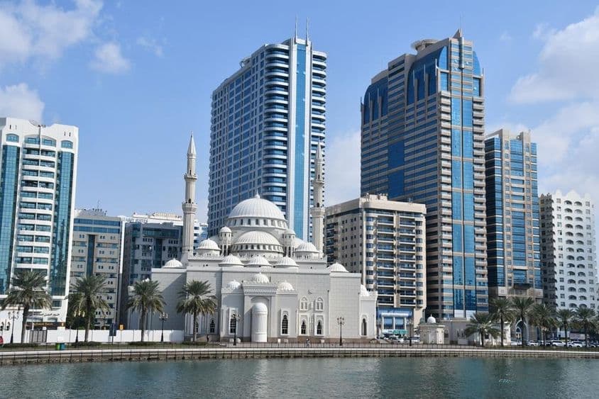 Az Al Noor mecset látképe az Al Noor szigetről az Egyesült Arab Emírségekbeli Sharjahban.
