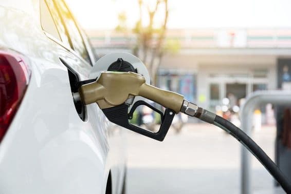 Autóban benzin tankoló pisztoly.