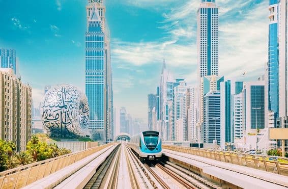 Dubai metro háttérben a jövő múzeum és a felhőkarcolok.
