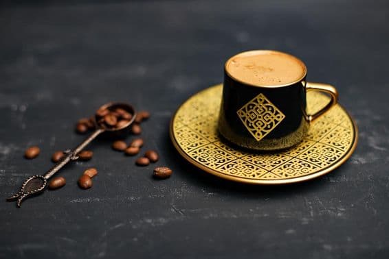 Aranyozott kávéscsésze é alátét.