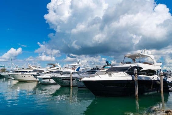 Yacht a tengeri kikötőben.