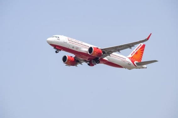 Air India Airbus A320-as felszáll az Indra Gandhi nemzetközi repülőtérről Delhiben.