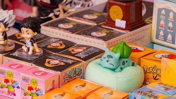 Anime és játék árucikkek gyűjteménye, köztük Pokémon Bulbasaur, Haikyuu karakterek és Kirby figurái.